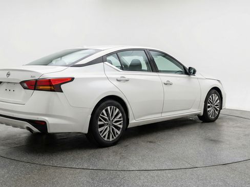 Used 2025 Nissan Altima 2.5 SV image 9