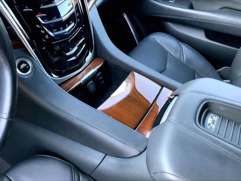 Used 2020 Cadillac Escalade Premium Luxury RWD image 17