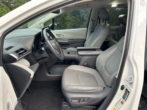 Used 2021 Toyota Sienna XLE w/ XLE Plus Package FWD image 15