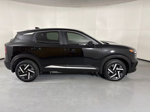 Used 2025 Nissan Kicks SV FWD image 9