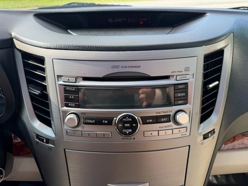 Used 2011 Subaru Outback 2.5i Limited w/ PWR Moonroof Pkg AWD/4WD image 16