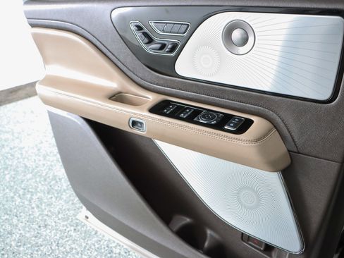 Used 2020 Lincoln Aviator Reserve w/ Equipment Group 202A image 23