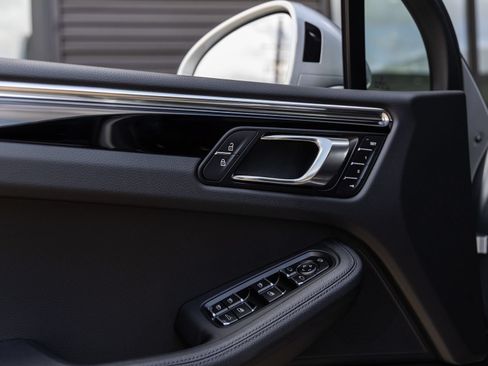Certified 2026 Porsche Macan AWD/4WD image 24