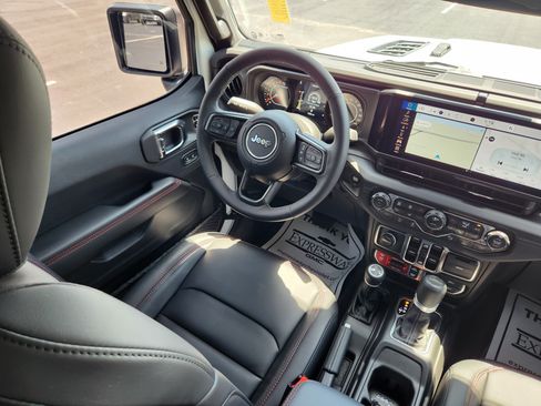 Used 2025 Jeep Gladiator Rubicon AWD/4WD image 14