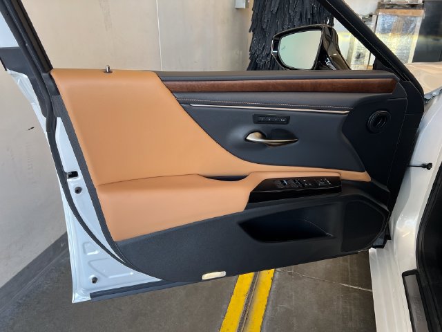 Certified 2025 Lexus ES 300h w/ Premium Package FWD image 33