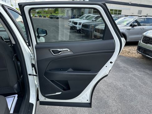 Used 2024 Kia Sportage LX AWD/4WD image 16