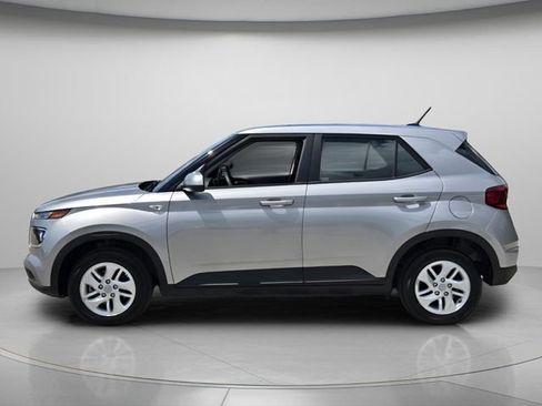 Used 2025 Hyundai Venue SE FWD image 3
