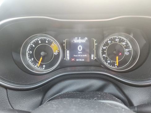 Used 2019 Jeep Cherokee Latitude Plus AWD/4WD image 9