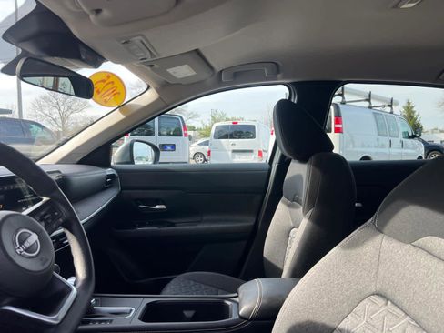 Used 2025 Nissan Kicks SV image 12