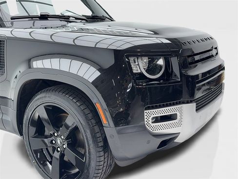 Used 2023 Land Rover Defender 110 S image 3