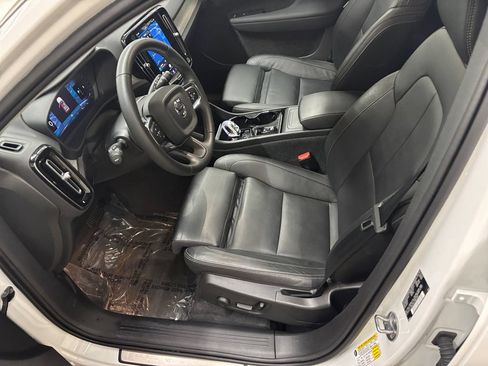 Certified 2024 Volvo XC40 B5 Plus w/ Climate Package AWD/4WD image 10