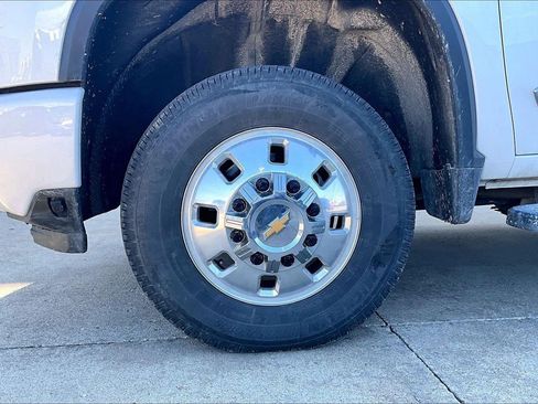 Used 2024 Chevrolet Silverado 3500 High Country w/ High Country Premium Package AWD/4WD image 2