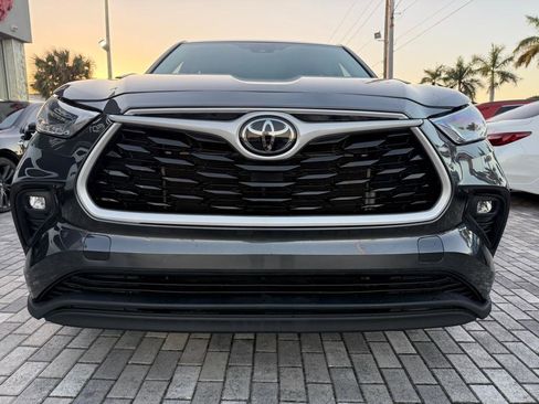 Used 2024 Toyota Highlander LE image 2