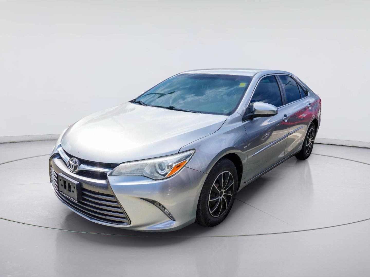 Used 2015 Toyota Camry LE FWD image 1
