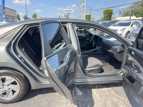 Used 2024 Hyundai Elantra SE FWD image 10