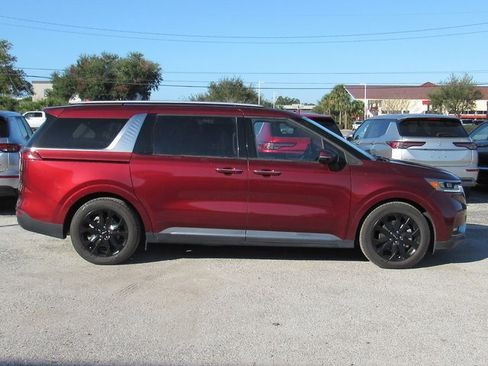 Used 2023 Kia Carnival SX image 3