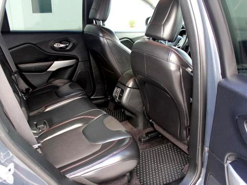 Used 2017 Jeep Cherokee Trailhawk image 14