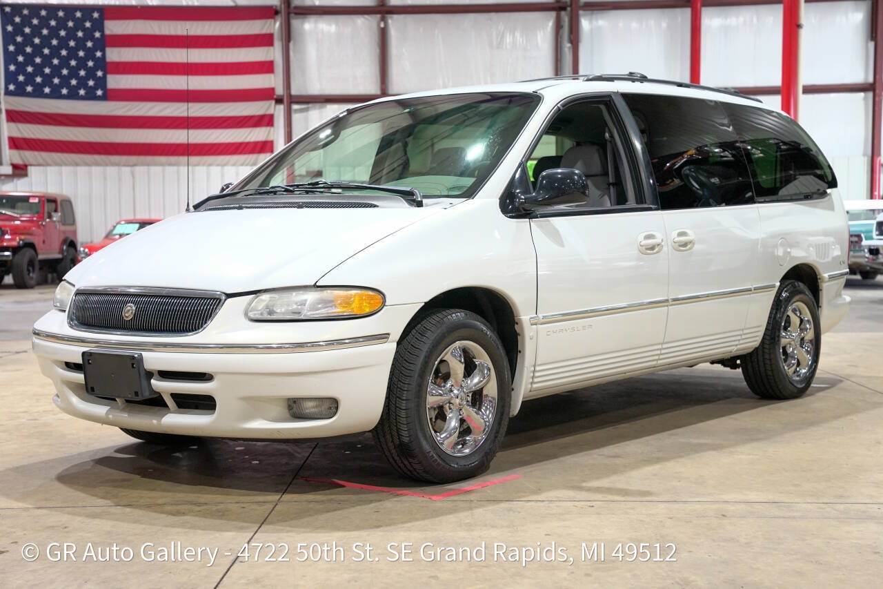 Used 1997 Chrysler Town & Country LXi FWD image 1