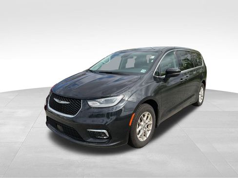 Used 2023 Chrysler Pacifica Touring-L image 4