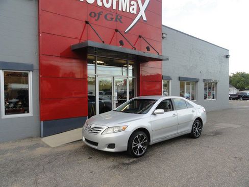 Used 2011 Toyota Camry image 1