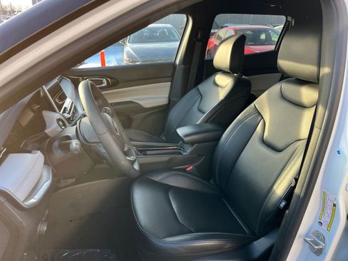 Used 2025 Jeep Compass Limited image 37