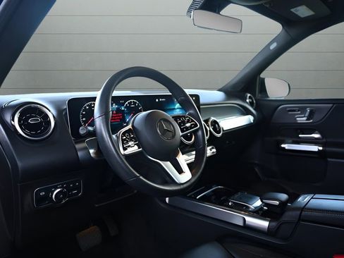 Used 2021 Mercedes-Benz GLB 250 4MATIC w/ Premium Package image 20