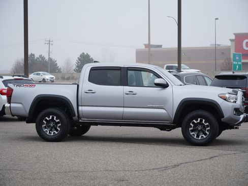 Used 2018 Toyota Tacoma TRD Off-Road image 2