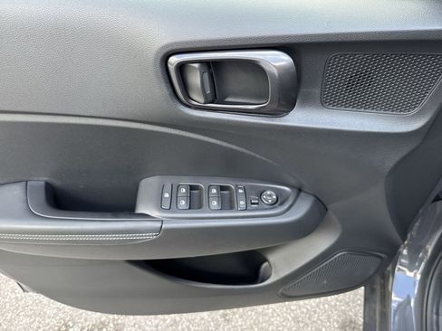 Used 2024 Hyundai Venue Limited image 40