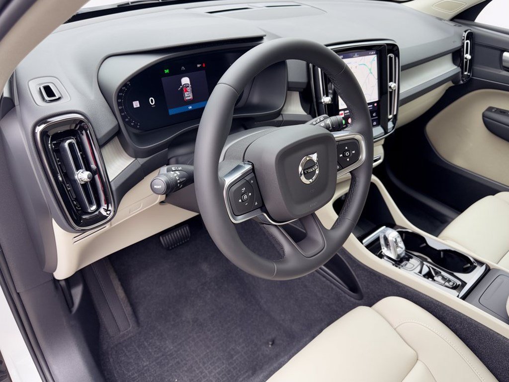 Used 2024 Volvo XC40 B5 Plus w/ Protection Package Premier AWD/4WD image 4