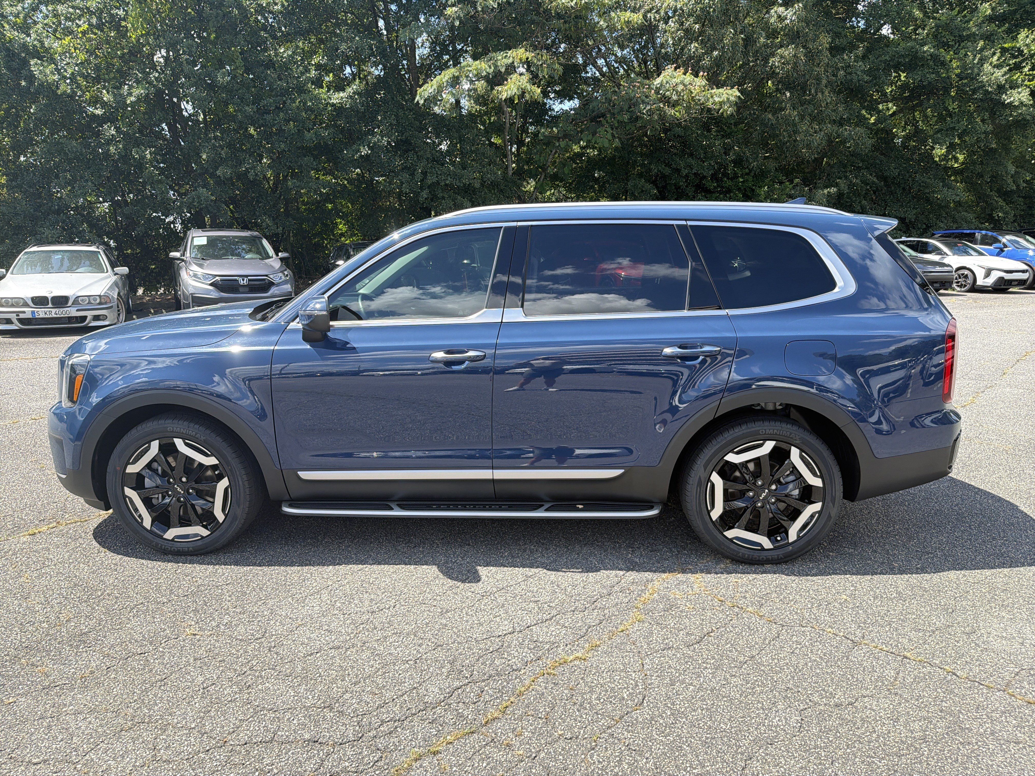 Certified 2023 Kia Telluride S w/ S Sunroof Package AWD/4WD image 4