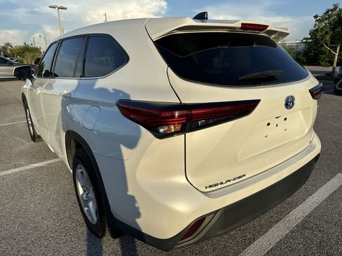 Used 2022 Toyota Highlander LE AWD/4WD image 12