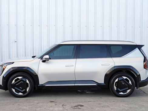 Used 2024 Kia EV9 Land image 55