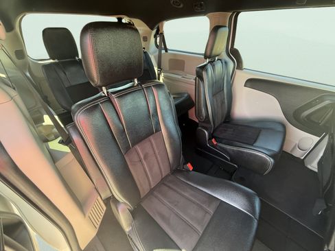 Used 2020 Dodge Grand Caravan SXT FWD image 14