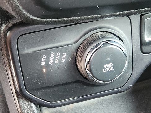 Used 2018 Jeep Renegade Latitude AWD/4WD image 15