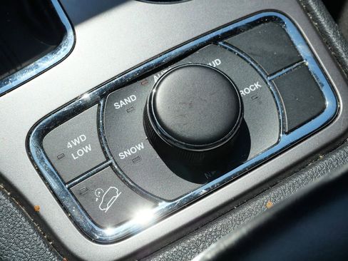 Used 2019 Jeep Grand Cherokee Laredo image 44