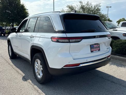 Used 2024 Jeep Grand Cherokee Laredo RWD image 3