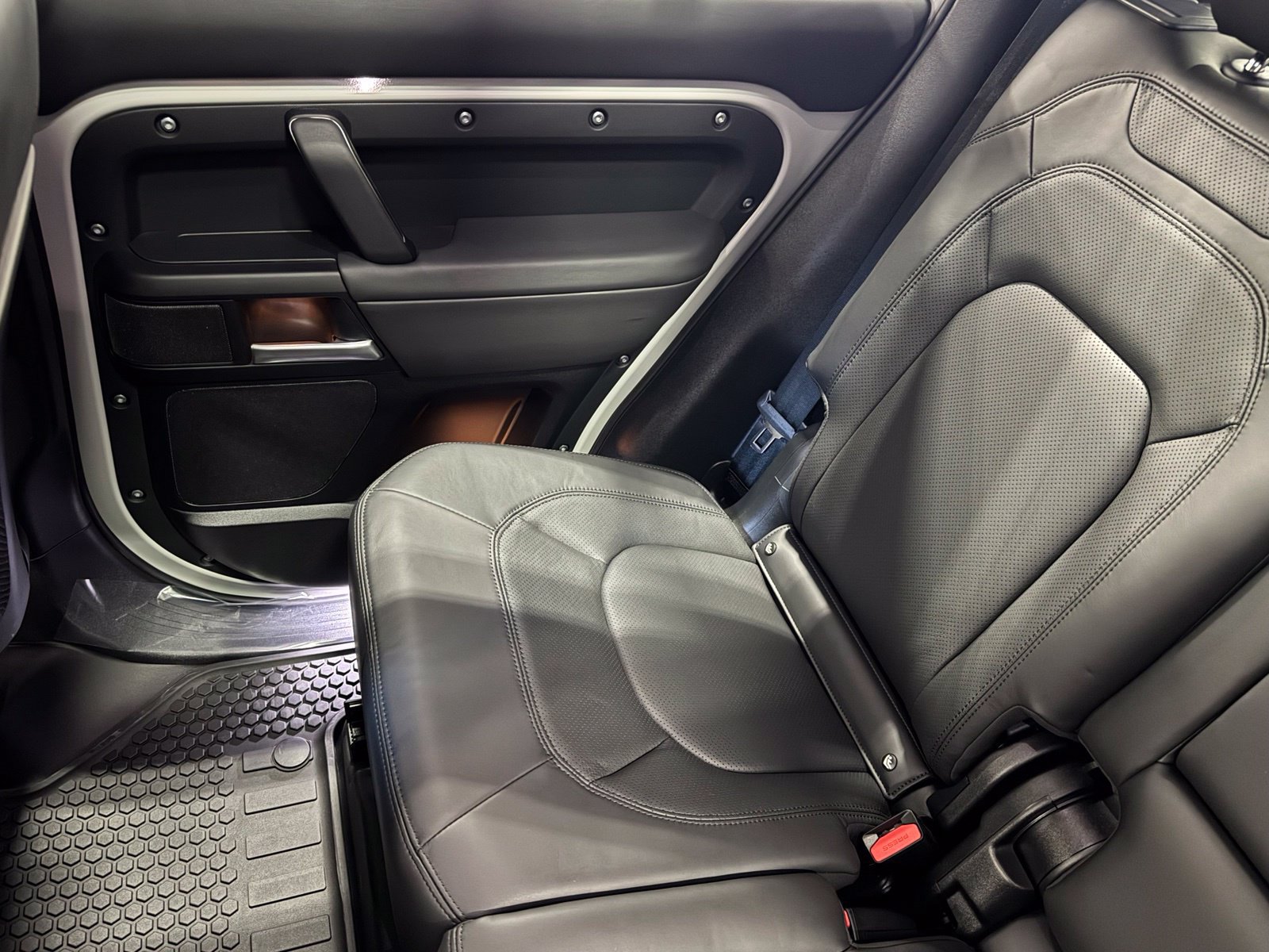 New 2026 Land Rover Defender 110 X-Dynamic SE AWD/4WD image 29