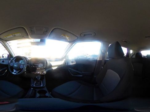 Used 2025 Kia Soul LX w/ LX Technology Package image 40