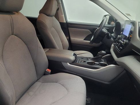 Used 2021 Toyota Highlander L FWD image 21