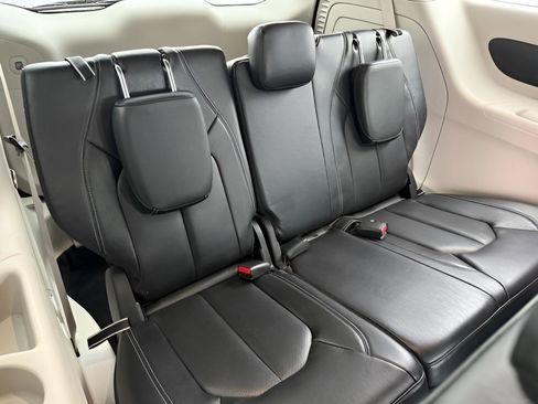 Used 2022 Chrysler Pacifica Touring-L FWD image 13