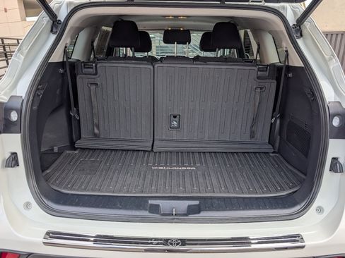 Used 2021 Toyota Highlander LE FWD image 10