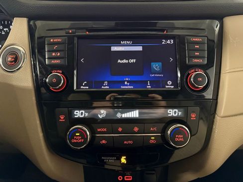 Used 2019 Nissan Rogue SV image 11