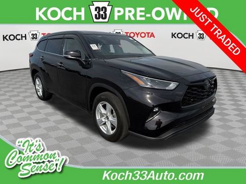 Used 2022 Toyota Highlander LE image 1