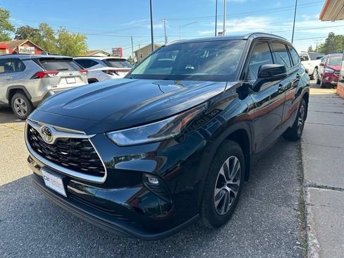 Used 2021 Toyota Highlander XLE AWD/4WD image 3
