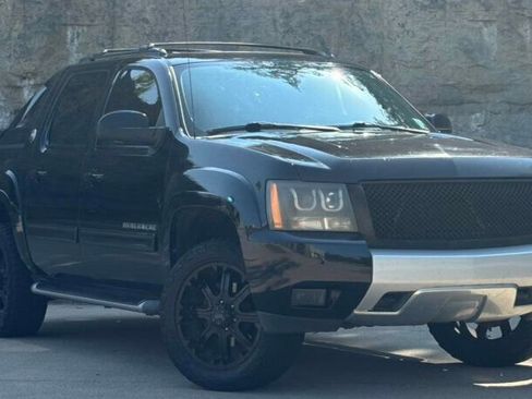 Used 2013 Chevrolet Avalanche LT image 2
