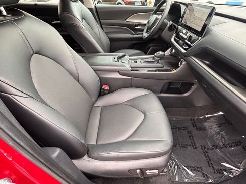 Used 2025 Toyota Grand Highlander FWD image 14