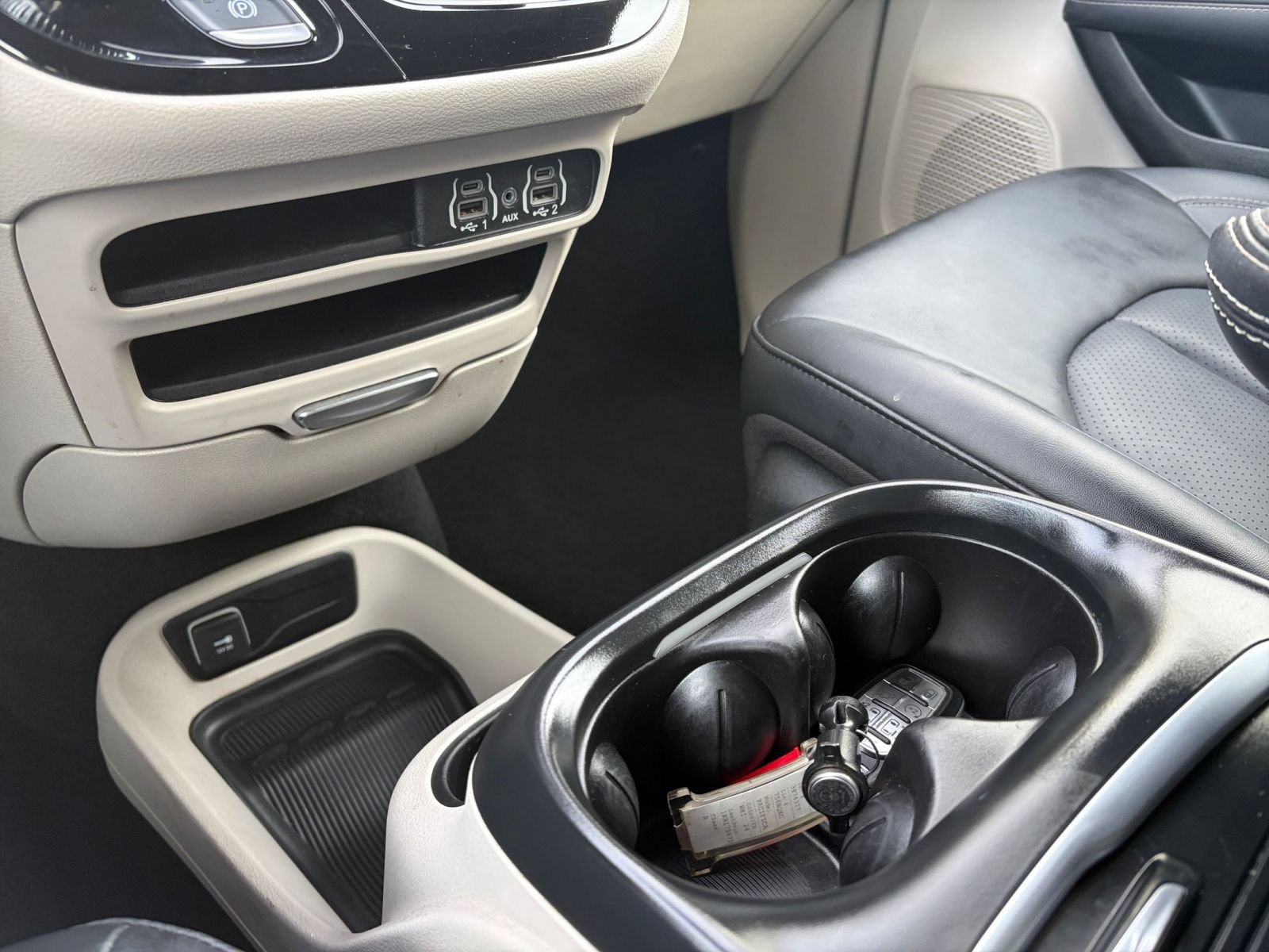 Used 2024 Chrysler Pacifica Touring-L FWD image 43