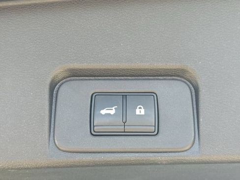 Used 2025 Nissan Rogue SV FWD image 30