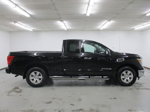 Used 2017 Nissan Titan SV image 9