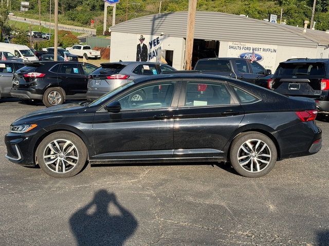 Used 2025 Volkswagen Jetta SE FWD image 2